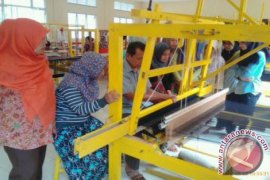 Semi Otomatis, Pelaku Dilatih Gunakan Alat Tenun
