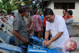 Bantuan Traktor Petani Untuk Meningkatkan Produksi Pangan