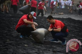 OJK Ajak Lembaga Keuangan Pungut Sampah di Pantai Lembeng
