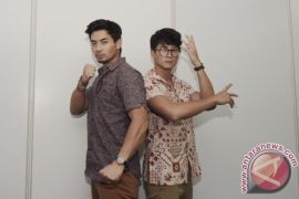 Duo power ranger biru, Yoshi dan Peter Sudarso bangga berbatik ria