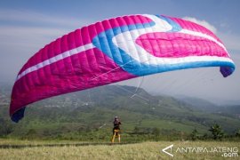 Dievakuasi, wisatawan Perancis terjatuh saat main Paragliding