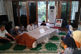 Pelantun "Tidak Semua Laki-laki" Basofi Soedirman Itu Wafat (Video)