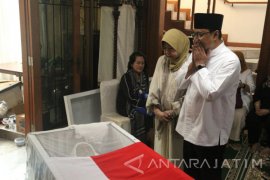 Gus Ipul Menitikkan Air Mata Lepas Jenazah Basofi Soedirman