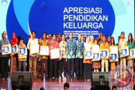 Penulis dan Jurnalis Sumbar Raih Penghargaan Kemdikbud