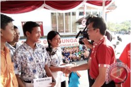 APSAI Gianyar Berikan Bantuan Siswa SMA/SMK Kurang Mampu