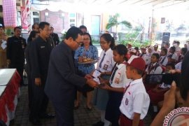 Wakil Rakyat Jembrana Bantu Pelajar Miskin