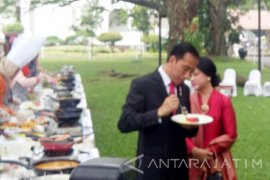 Presiden-Ibu Negara Cicipi Masakan Olahan Ikan di Halaman Istana (Video)