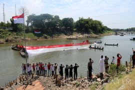 Warga Kibarkan Merah Putih di Bengawan Solo (Video)