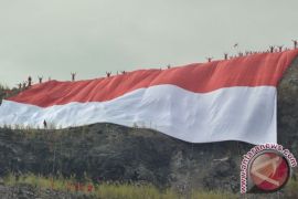 Para pemuda bentang bendera raksasa di Bukit Kaba, Bengkulu