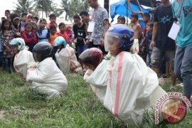 LOMBA PACU KARUNG PAKAI HELM Page 1 Small