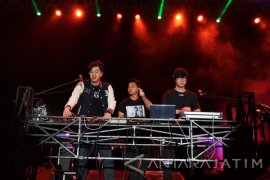 "Lathi" dari Weird Genius terpampang di Times Square New York