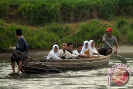 TRANSPORTASI ALTERNATIF MENYEBERANGI SUNGAI Page 1 Small