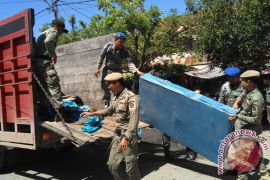 Petugas gusur PKL di Aceh Barat