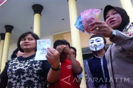 Polisi Bongkar Bisnis Prostitusi Daring di Surabaya