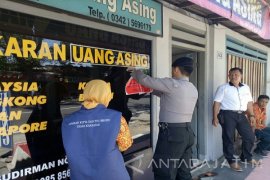 Puluhan Jasa Penukaran Uang Asing Belum Berizin (Video)