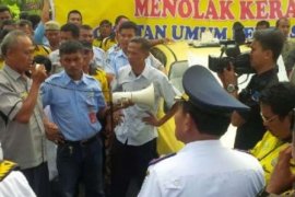 Pasca Bentrok, Pengemudi Taksi Konvensional Demo Kantor Wali Kota Pekanbaru