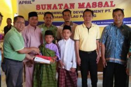 Sunatan Massal Turut Bantu Masyarakat Pulau Padang