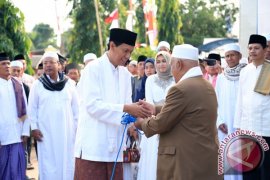 BUPATI TANAH LAUT MENYERAHKAN SAPI QURBAN