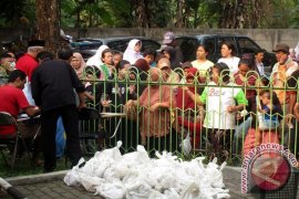 Kemeriahan Pembagian Daging Kurban Di Nurul Falah Bogor (2 Video)