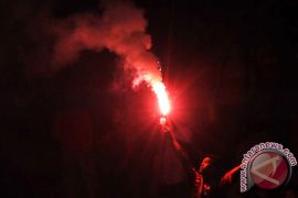 Percikan suar yang pecahkan bola mata suporter timnas di Bekasi