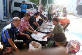 Bupati Balangan Cuci Piring Di Pesta Pernikahan