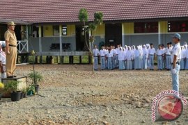 Bupati HSS Imbau Pelajar Manfaatkan Waktu Belajar