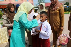 Ratusan Siswa SD Simpang Rumbio Diberi Makanan Olahan Ikan