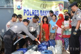 Polres Banyuwangi Gunakan Water Canon Salurkan Air Bersih Atasi Kekeringan