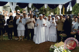 Suasana Haru Iringi Pemakaman Istri Hamzah Haz (Video)