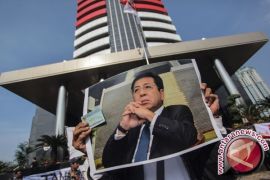 Penyidik KPK di Rumah Setya Novanto Hingga Dinihari