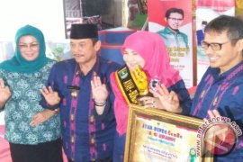 Gubernur dan Ketua Tim PKK Dinobatkan Ayah Bunda Gendre Sumbar