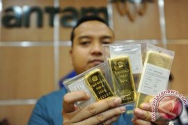 Pelemahan Dolar AS Dorong Harga Emas Naik Tipis