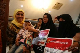 Mensos Serahkan Bantuan Kepada Mantan Narapidana Teroris di Lamongan