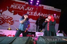 Mensos Sampaikan Pesan Kebangsaan Saat Konser Slank