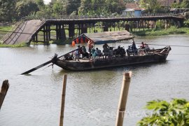 Perahu Penyeberangan Solusi Jembatan Runtuh