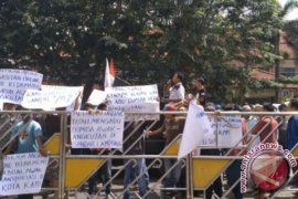 Ribuan Awak Angkot Lakukan Aksi Mogok Beroperasi