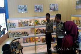 Tingkatkan Wawasan, Samsat Sidoarjo Siapkan 700 Buku di Pojok Baca (Video)