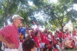 Siswa Asing Lakukan Bakti Sosial untuk Pengungsi Gunung Agung