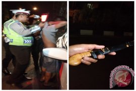 Satlantas Amankan Dua ABG Mabuk Bawa Sajam