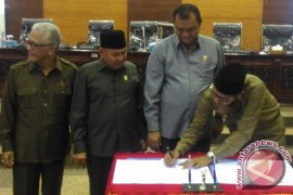 PENANDATANGANI KESEPAKATAN RAPBD PERUBAHAN SUMBAR Page 1 Small