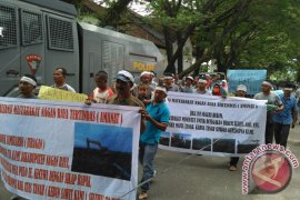 Warga Nagan Raya demo di PN Meulaboh
