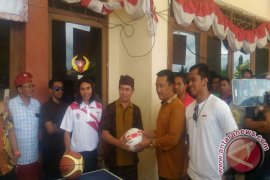 Menpora Sumbang Peralatan Olahraga Pengungsi Gunung Agung (Video)