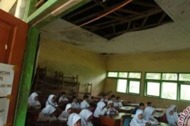 Bantu Pendidikan Anak Pesisir, GenBI Riau Gelar Lelang Pakaian