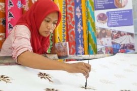 Membatik untuk Tingkatkan Ekonomi Keluarga