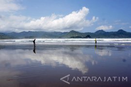 Wisata Pantai Pelang