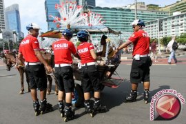 Polisi Bersepatu Roda Diserbu Masyarakat Untuk "Selfie" 