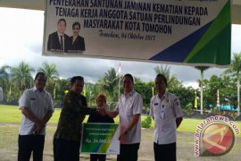 BPJS-TK Serahkan Santuan Kematian Tenaga kerja Pemkot Tomohon 