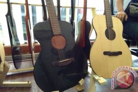 Seorang Warga Bandung Ciptakan Gitar Tertipis