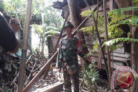Kodim Banjarmasin Bedah Rumah Di HUT TNI