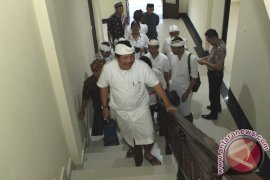 Warga Dua Agama Sembahyang Untuk Kantor Lurah